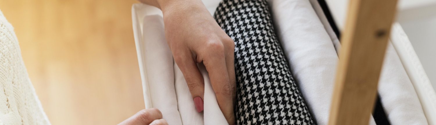Foto de una mujer ordenando ropa interior en varias cajas
